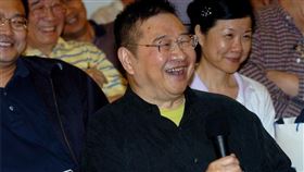 港媒報導，倪匡（前）3日在香港逝世，享壽87歲。圖為倪匡2006年8月出席台灣駐港光華新聞文化中心活動。（圖／中新社）
