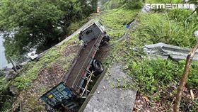 邊坡,北宜公路,撞山壁,新店,翻攝畫面