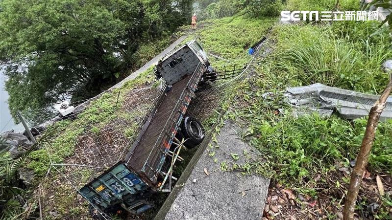 北宜公路驚險車禍　貨車撞山壁墜邊坡