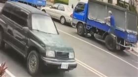 阿伯驚見輪胎飛來 下一步讓網友驚呆:阿伯好身手（圖／爆廢公社）