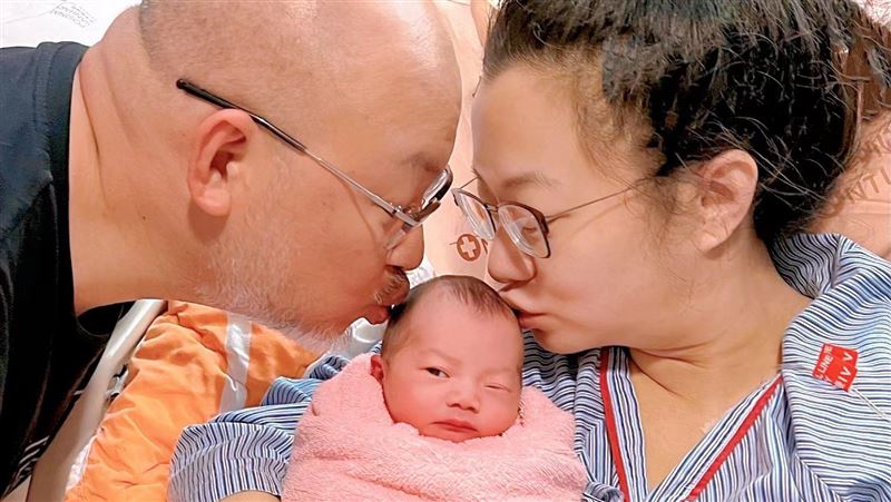 趙小僑喜曬一家三口　寶寶取出跟著哭