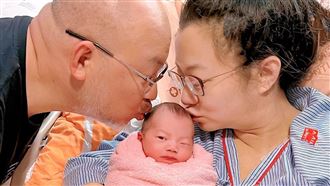 趙小僑喜曬一家三口　寶寶取出跟著哭