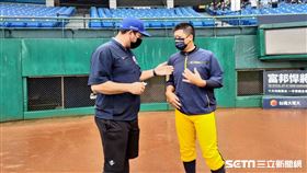 ▲Orlando Roman（羅曼）與陳江和敘舊。（圖／記者蕭保祥攝影）