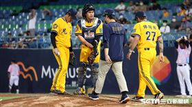 ▲中信兄弟投手教練佛斯特喊暫停。（圖／記者劉彥池攝影）