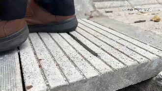 豆腐渣工程？人行道水溝蓋一踩就破