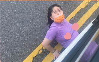 紫衣女滾車底搞碰瓷！網驚：胸前沒穿