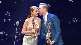 金鐘51-頒獎人-黃嘉千夏克立