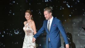 金鐘51-頒獎人-黃嘉千夏克立