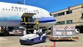 首批莫德納嬰幼兒疫苗抵台（2）台灣購買的首批莫德納嬰幼兒疫苗約45萬劑6日上午運抵桃園國際機場，完成通關程序後，將直接運送至指定冷儲物流中心存放。中央社記者吳睿騏桃園機場攝  111年7月6日