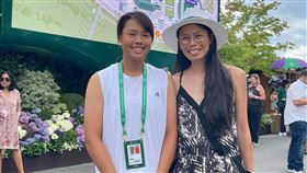 ▲李羽芸（左）面臨腿部抽筋，台灣網球一姐謝淑薇在場邊協助。（圖／翻攝自李羽芸臉書粉專）