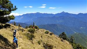 旅遊平台推薦5療癒國旅行程（2）旅遊平台KLOOK觀察，受到疫情影響，民眾無法出國旅遊，偏遠地區或郊區的體驗總數成長達2倍，特地推出「最佳的百岳入門測試行程-雪山東峰」等5條擁有絕美景色的登山、秘境探索路線行程。（KLOOK提供）中央社記者汪淑芬傳真　109年11月9日