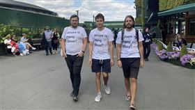 ▲溫布頓網球公開賽有四名觀眾在現場穿上「彭帥在哪裡？」的T恤。（圖／美聯社／達志影像）