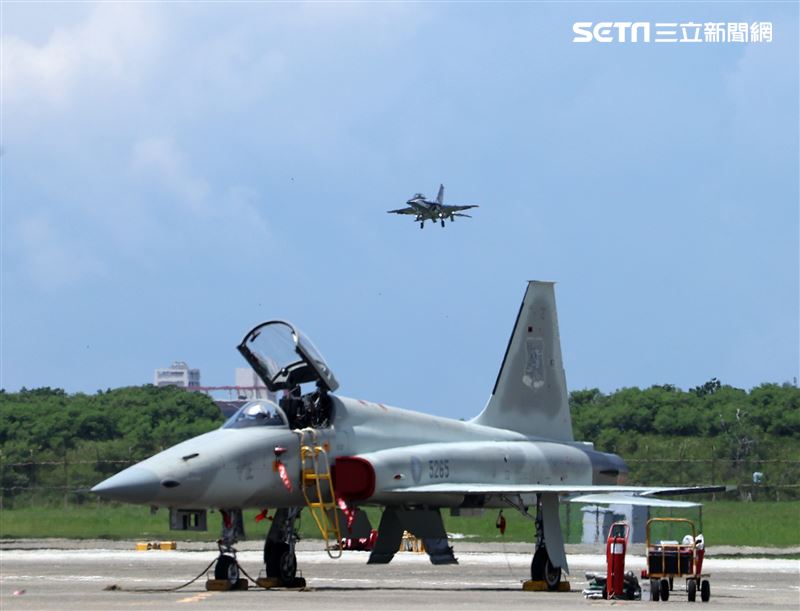 勇鷹高教機測試、接機任務及換(擴)訓任務，中科院及漢翔公司執行各式新型武器及裝備研發、測試等任務。（記者邱榮吉/攝影）