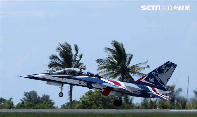 勇鷹高教機測試、接機任務及換(擴)訓任務，中科院及漢翔公司執行各式新型武器及裝備研發、測試等任務。（記者邱榮吉/攝影）