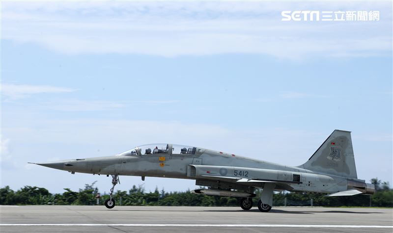 空軍官校飛行戰鬥組畢業學官之F-5E/F型戰機換裝訓練。（記者邱榮吉/攝影）