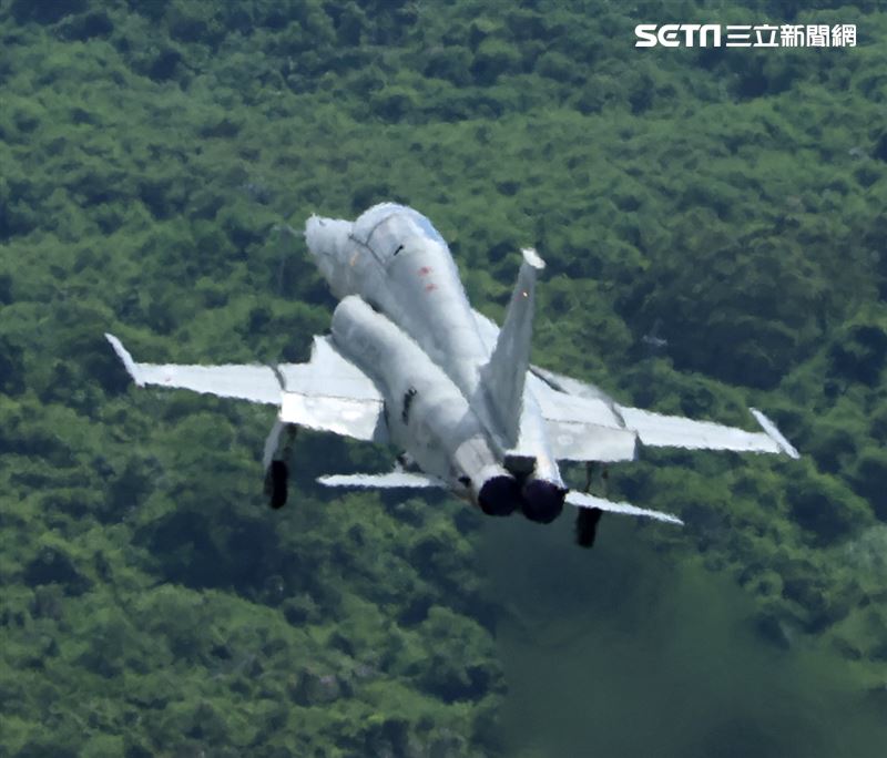 空軍官校飛行戰鬥組畢業學官之F-5E/F型戰機換裝訓練。（記者邱榮吉/攝影）