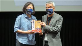 霹靂國際多媒體董事長黃文章贈送《霹靂盛典》予蔡英文總統。（圖／總統府提供）