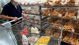 學者估6月CPI年增率恐續破3%（2）主計總處6日將公布6月物價指數統計，學者指出，110年5月疫情升到3級警戒，同年6月CPI為1.83%，在低基期因素下，預期6月CPI年增率一定破3%，甚至可能會是此波通膨的高點。圖為消費者5日在台北市北投區賣場採買商品。中央社記者徐肇昌攝  111年7月5日