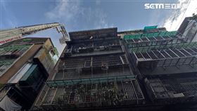 新莊舊公寓五樓發生火警。（圖／記者李依璇翻攝）