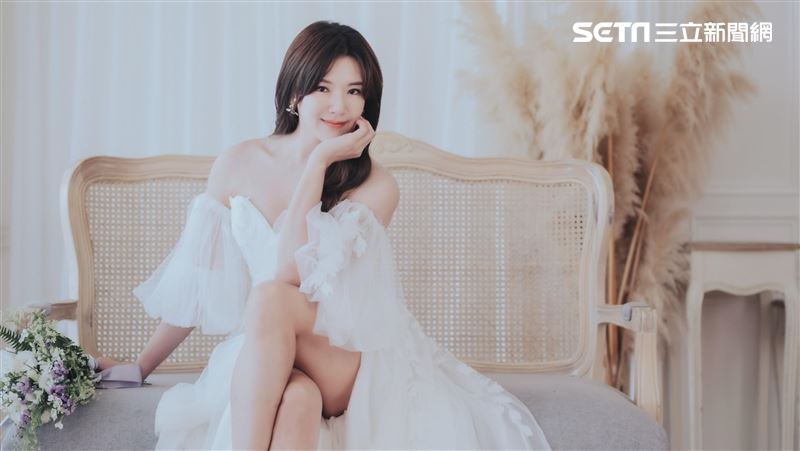 獨／主播鄭亦真性感婚紗照秀美胸辣腿