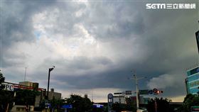 ▲烏雲密布 車水馬龍 下雨天騎車 馬路 下班時間 天氣 氣象 灰天空 雨天 風雨前的寧靜（圖／記者洪玲明攝影）