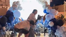 新人結婚公主抱慘了（圖／翻攝自網易新聞）