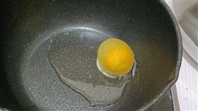 網友分享雞蛋結冰的畫面。（圖／翻攝自廚藝公社臉書社團）
