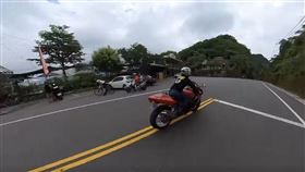 重機「逆向橫跨」破解區間測速，車友怒轟老鼠屎。（圖／翻攝自記者爆料網）