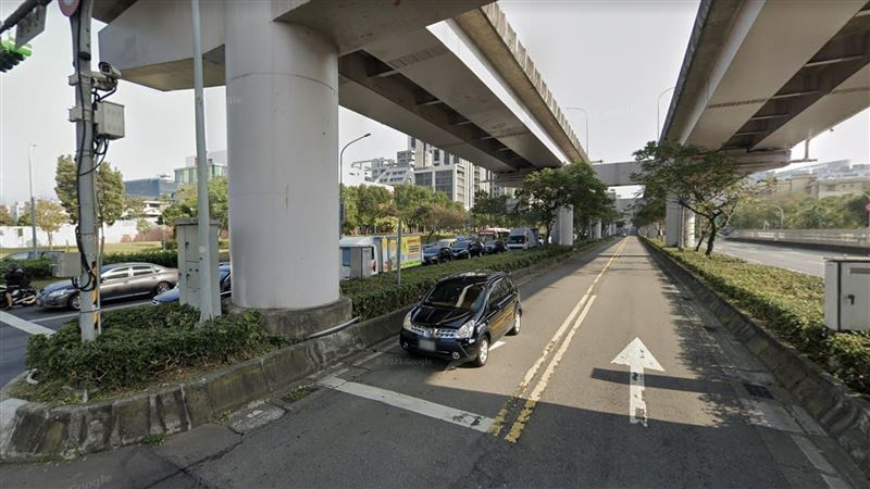 還活著？環東大道1男倒地　警員探鼻