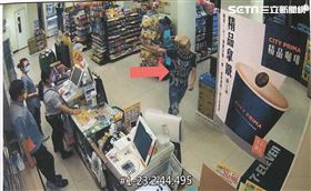 台中男子頭戴紙袋進超商喊搶劫。（圖／民眾提供）