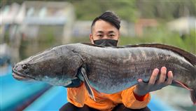 日月潭「魚虎球」將爆發  釣客籲防治不鬆懈日月潭魚虎將進入繁殖期，數百隻幼魚集體移動的「魚虎球」尚未出現，當地李姓釣客（圖）4日指出，估7月中起陸續出現，「現在沒發現，很正常」，但先前一直有釣到大魚虎，防治工作不能鬆懈。（日月潭一等高提供）中央社記者蕭博陽南投縣傳真  111年7月4日