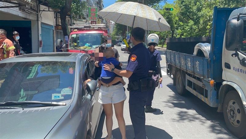 2歲童留車內誤反鎖　粗心媽急求助警