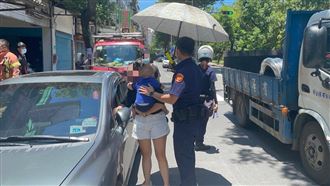 2歲童留車內誤反鎖　粗心媽急求助警