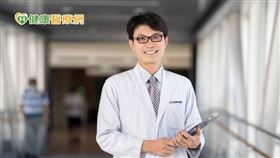 目前手術皆以微創為主，蘇棋楓醫師說明，微創手術的好處不外乎傷口小、恢復快、美觀等，而腹腔鏡與機械輔助微創手術最大差別在於角度限制。