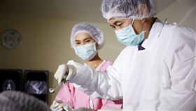 ▲民眾繳了健保費，卻無法自行選擇手術中所使用的醫材，可能在不知情的狀況下使用到不偏好的中牌醫材（圖／相關單位提供）