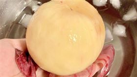 水蜜桃,剝皮（圖／翻攝自＠mizuki32k推特）