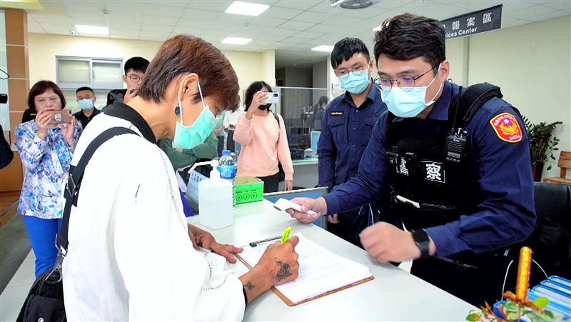 女老師被大外割、上銬！員警慘遭起訴