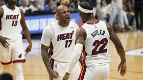 ▲塔克（PJ Tucker）離開熱火後，巴特勒（Jimmy Butler）用開玩笑的方式表達不捨。（圖／美聯社／達志影像）