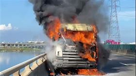 西濱彰化鹿港段，火燒車，大貨車車頭全毀，司機跳車逃生(圖／翻攝畫面)