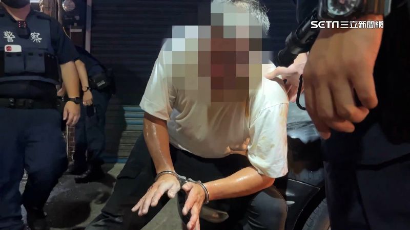 毒蟲被逮不配合　遭辣椒水、警棍制伏