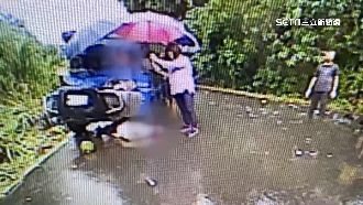 夫妻賣農產品撞車翻　居民暖撐傘擋雨