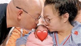 趙小僑（右）順利生下女兒典典。（圖／經紀人提供）