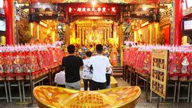 ▲滿滿壽桃海都是信徒們的心意，恭祝關聖帝君聖誕千秋。(圖／南天宮提供)