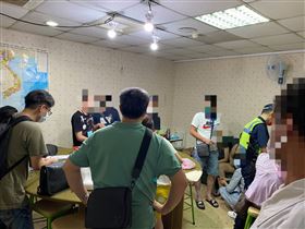 餐廳暗藏賭場　客人進餐廳不吃賭妞妞（圖／翻攝畫面）