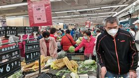 北京超市再現人潮  官方澄清封城靜默是謠言12日下午，網上有傳言稱北京將進入3天靜默，北京地區多個生鮮電商平台出現運力不足，超市也湧現人潮。圖為北京東城區一家超市。中央社記者張淑伶北京攝  111年5月12日