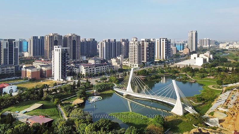 青埔站前建案驚見明顯裂縫　建商回應