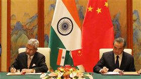 中印外長簽署雙邊外交部合作議定書印度外交部長蘇杰生（左）與中國外交部長王毅12日在北京簽署中印外交部雙邊合作議定書，同時也見證文化交流、體育合作等4份合作備忘錄簽署。（印度外交部提供）中央社記者康世人新德里傳真  108年8月13日