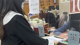 ▲宏宇法律事務所由律師赴台北地院遞狀，對謝龍介提告求償300萬元。（圖／宏宇律師事務所提供）