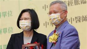 ▲新科中研院士林昭庚（右）為中醫藥學界第一位榮獲院士殊榮者。（圖／中國醫藥研究發展基金會提供）