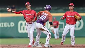 ▲味全龍張政禹策動雙殺守備。（資料照／味全龍球團提供）